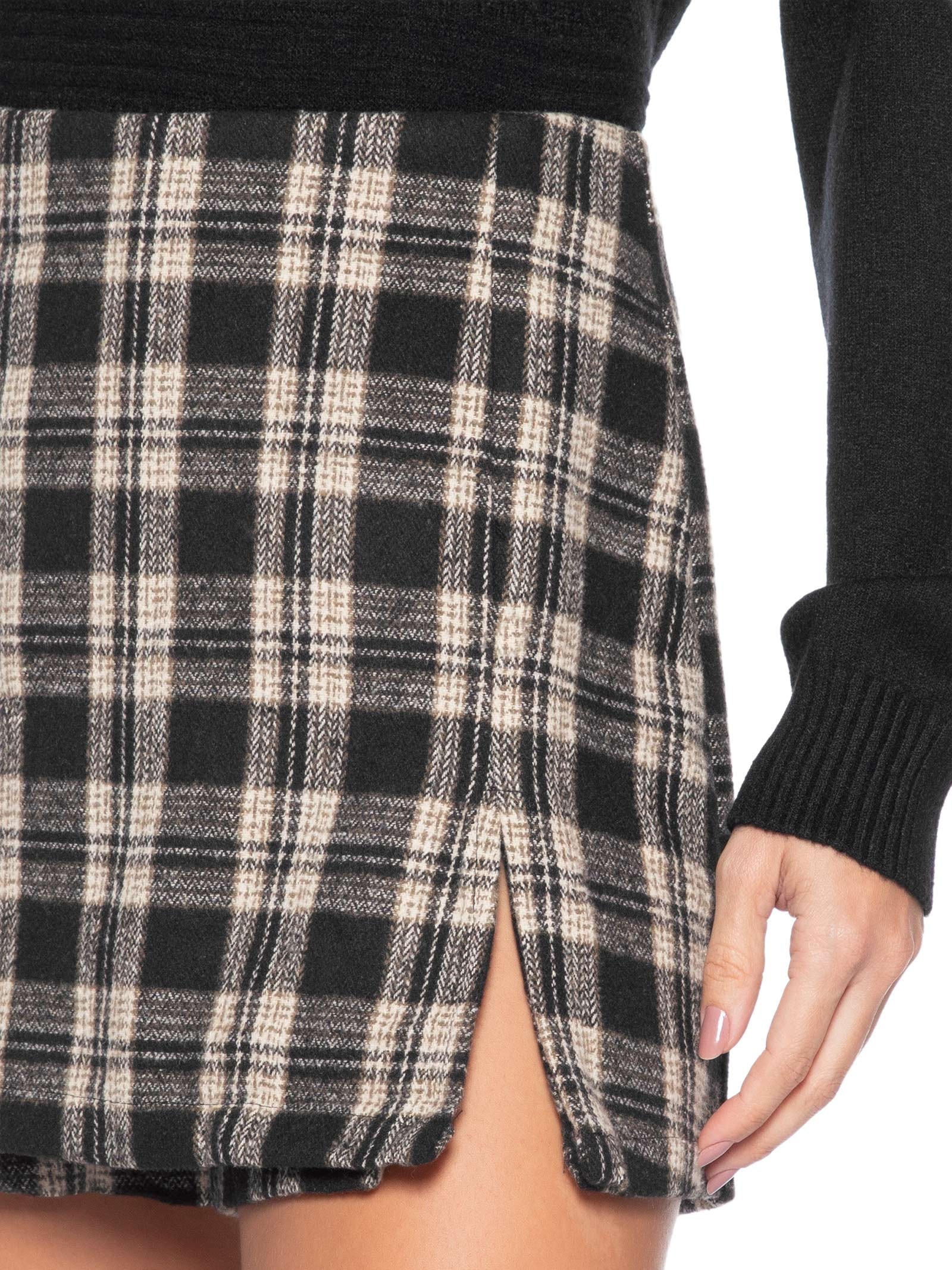 Short Saia Xadrez Com Fenda Preto Basiq