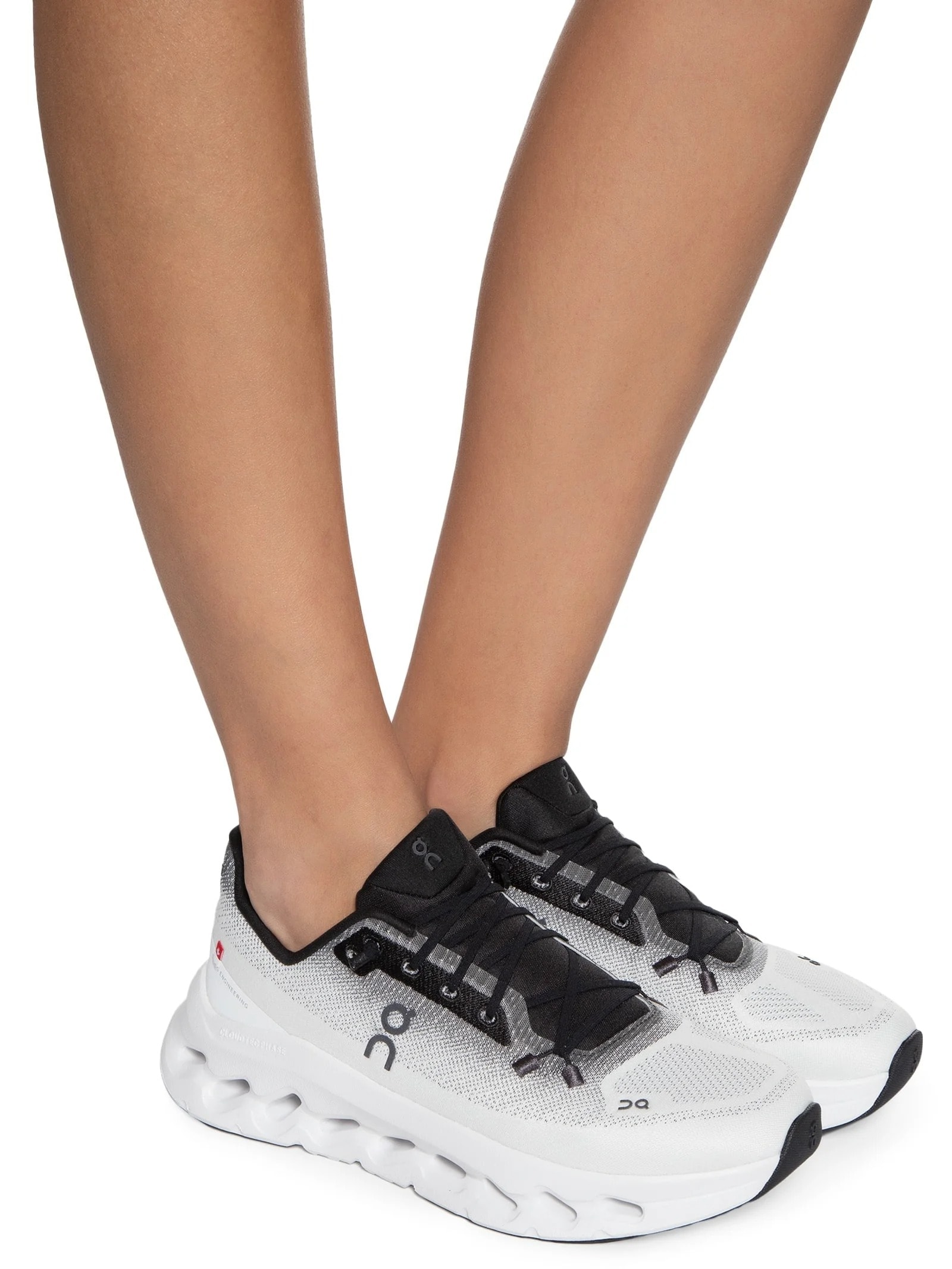 Tênis Feminino Cloudtilt Preto e Branco On Running
