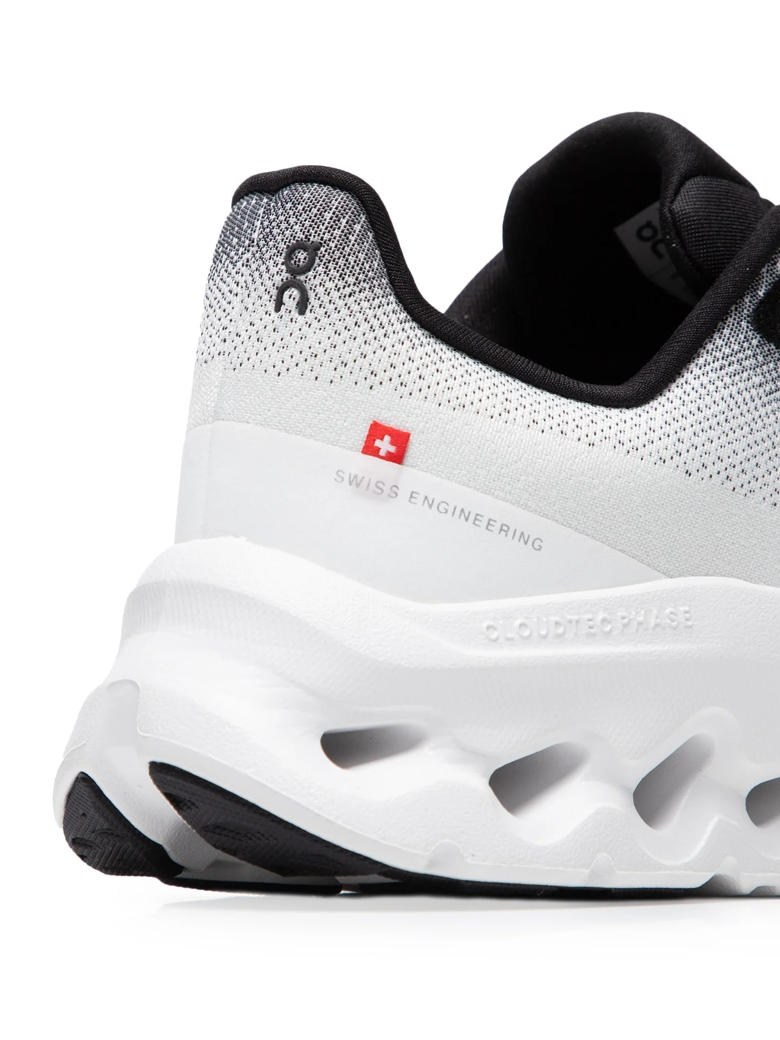 Tênis Feminino Cloudtilt Preto e Branco On Running