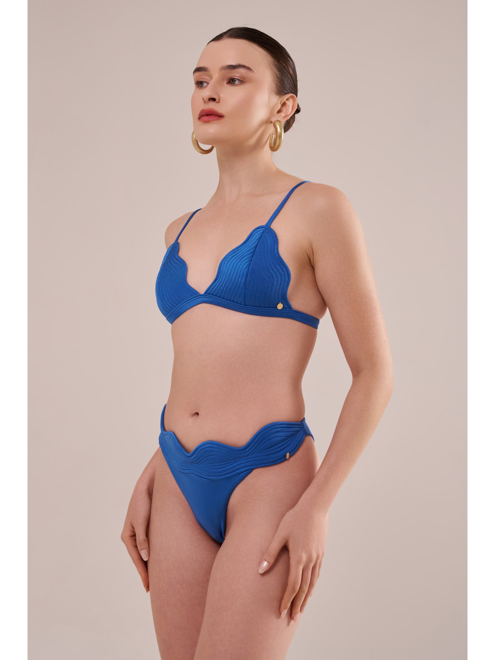 top triângulo em matelassê orla azul Suntime