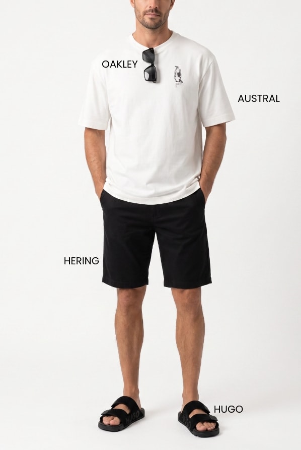 Look masculino casual para churrasco com camiseta branca Oakley Austral, bermuda preta Hering e chinelo Hugo.
